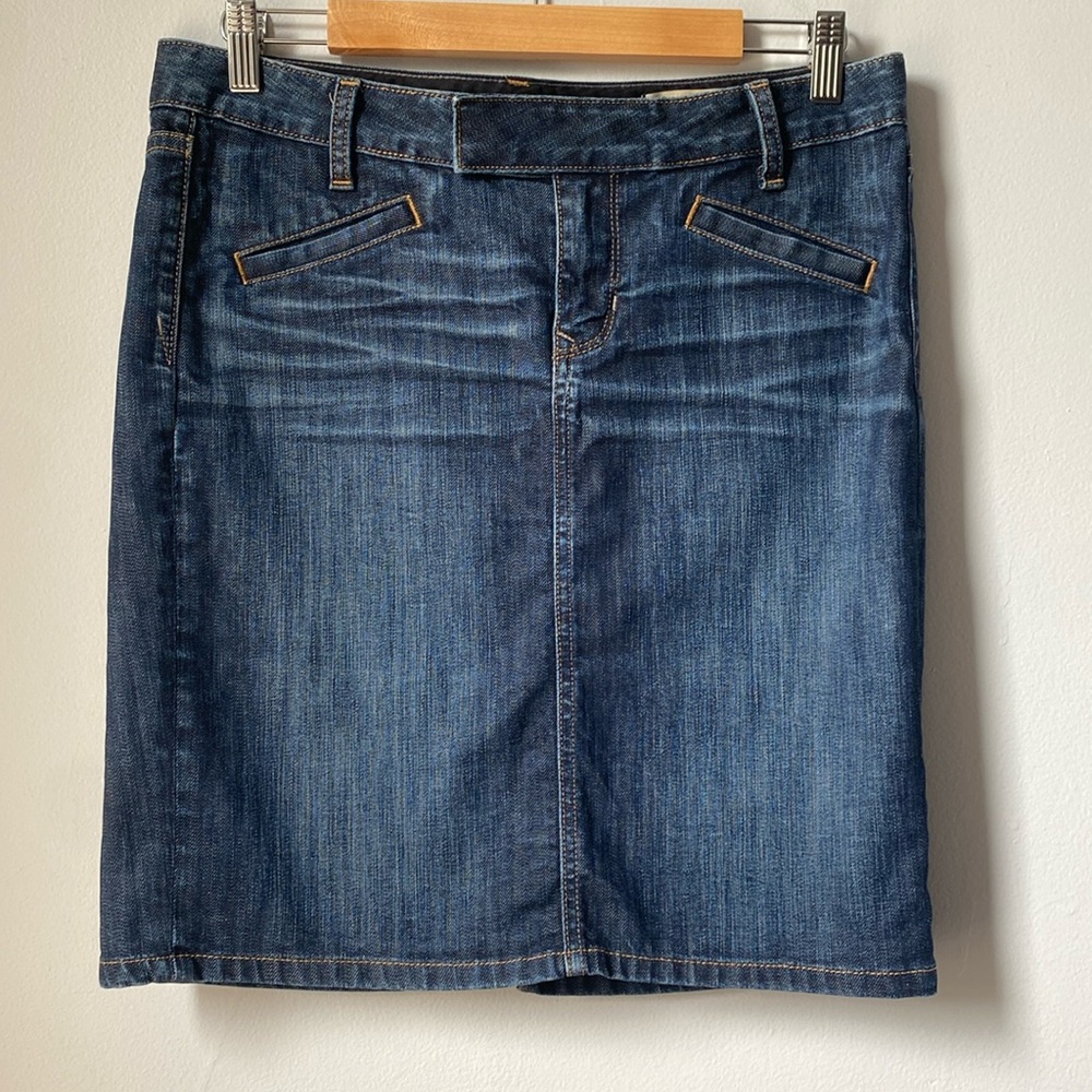 Gap women’s limited edition dark wash jean skirt, size 28 (6). Pockets and zip